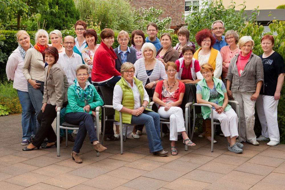 Invita Pflegeteam für ambulante Pflege und Betreuung Gruppenfoto des Invita Pflegeteams mit Mitarbeiterinnen und Mitarbeitern